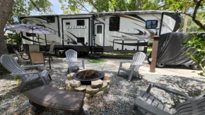 On-site RV Rental with FREE Golf Cart at River Ranch! 2bed 2ba! Great for Large Groups! 144